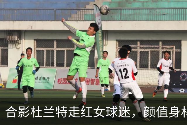 合影杜兰特走红女球迷，颜值身材顶级，球迷：该找女朋友了